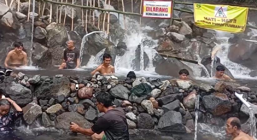 Sambut Ramadhan, Warga Tegal Gelar Tradisi Padusan di Pancuran 13 Guci