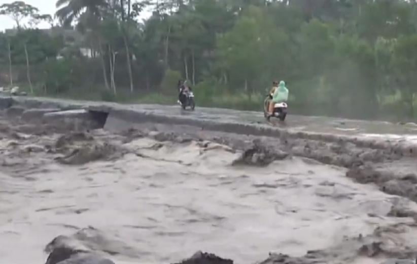 Banjir Lahar Semeru Terjang Lumajang, Operator Alat Berat Nyaris Hanyut