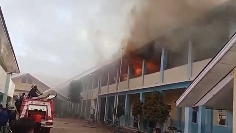6 Ruang Kelas dan Kantin SMPN 2 Sungai Penuh Jambi Ludes Terbakar, Warga Panik