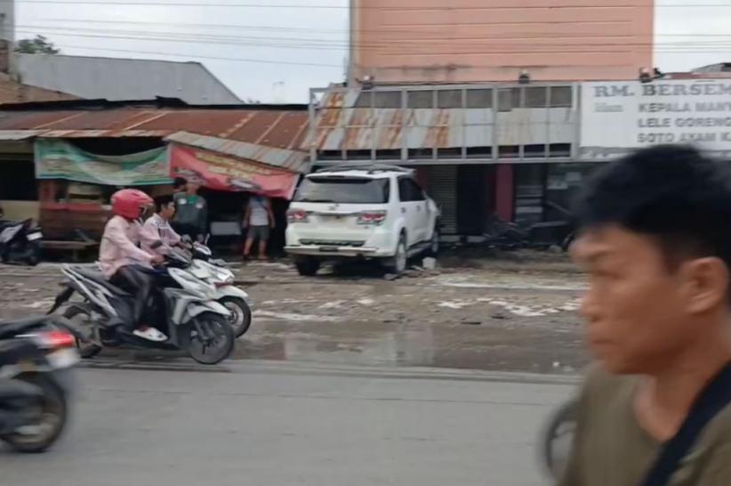 Ngeri! Minibus Salah Injak Gas Tabrak Warung dan Motor, 1 Orang Tewas Terseret