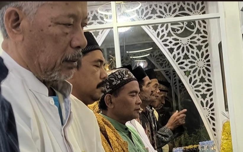 Masjid di Cirebon Gelar Tarawih 3 Jam, Baca 3 Juz Al-Qur'an dengan 5 Imam Bergiliran