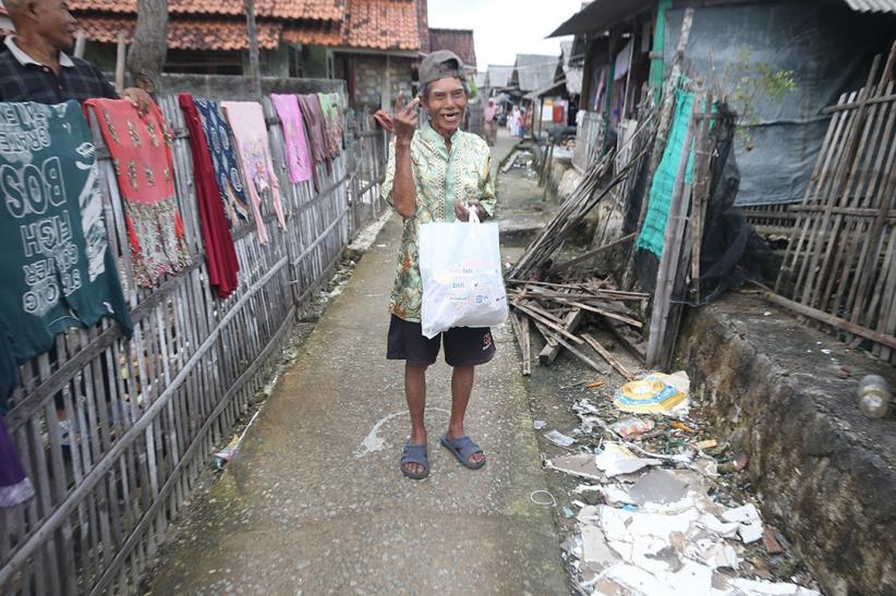 Ratusan Warga Pesisir Pulau Panjang Serang Terima Paket Sembako Ramadan - Bagian 2