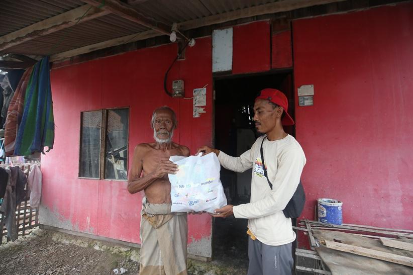 Ratusan Warga Pesisir Pulau Panjang Serang Terima Paket Sembako Ramadan - Bagian 4