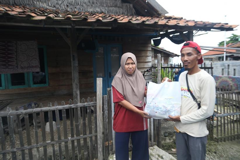 Ratusan Warga Pesisir Pulau Panjang Serang Terima Paket Sembako Ramadan - Bagian 5
