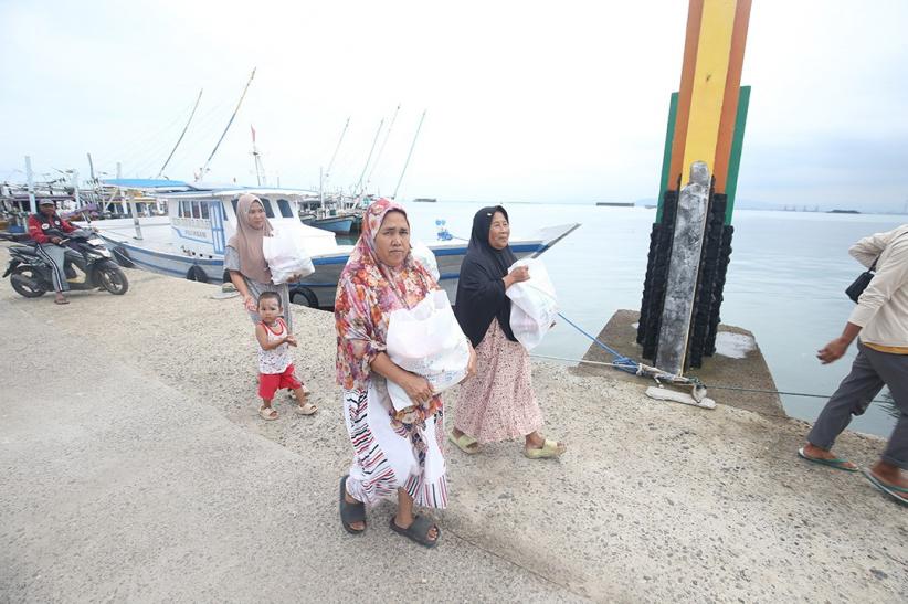 Ratusan Warga Pesisir Pulau Panjang Serang Terima Paket Sembako Ramadan - Bagian 1