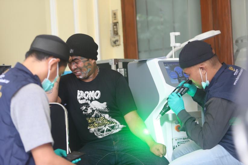 Warga Berbondong-bondong Hapus Tato di Masjid Sunda Kelapa - Bagian 2