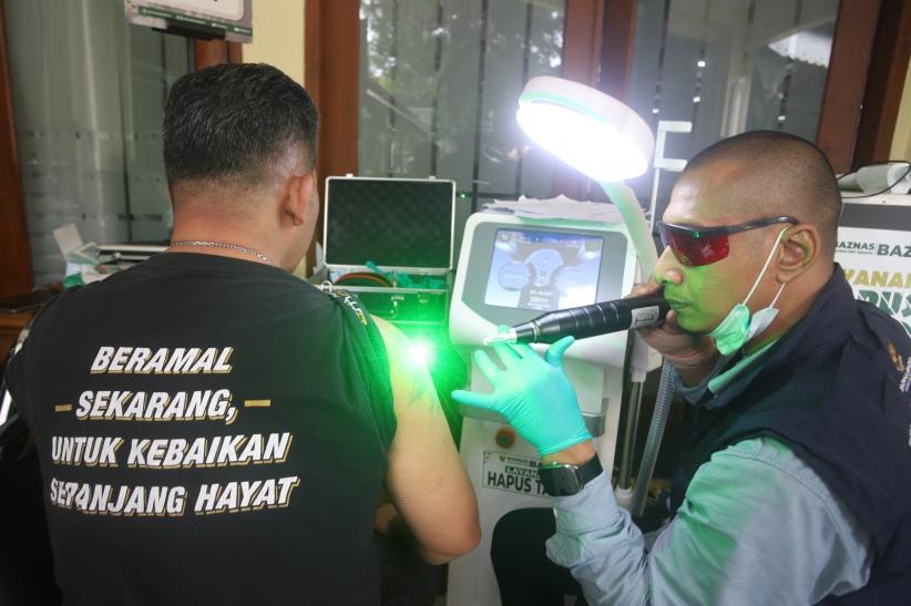 Warga Berbondong-bondong Hapus Tato di Masjid Sunda Kelapa - Bagian 4