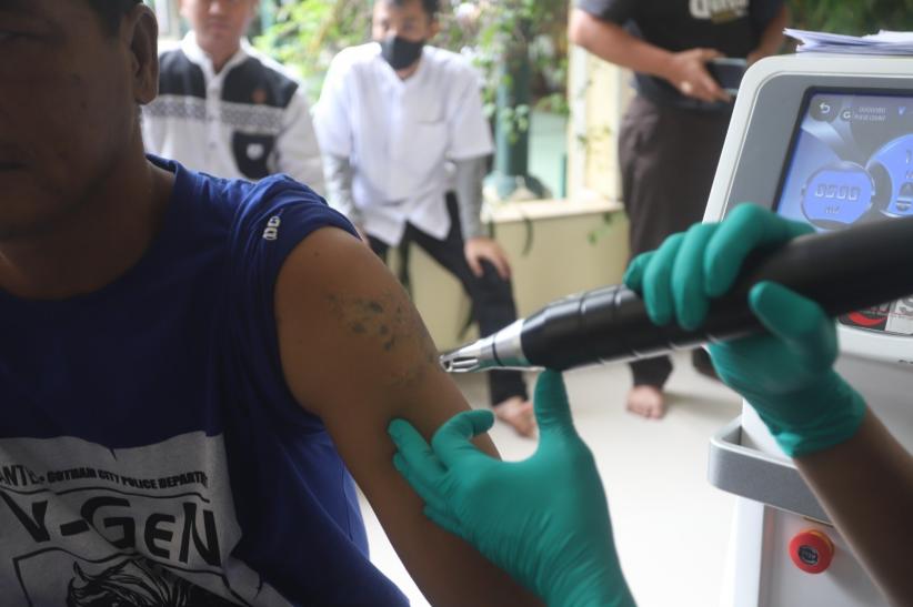 Warga Berbondong-bondong Hapus Tato di Masjid Sunda Kelapa - Bagian 3