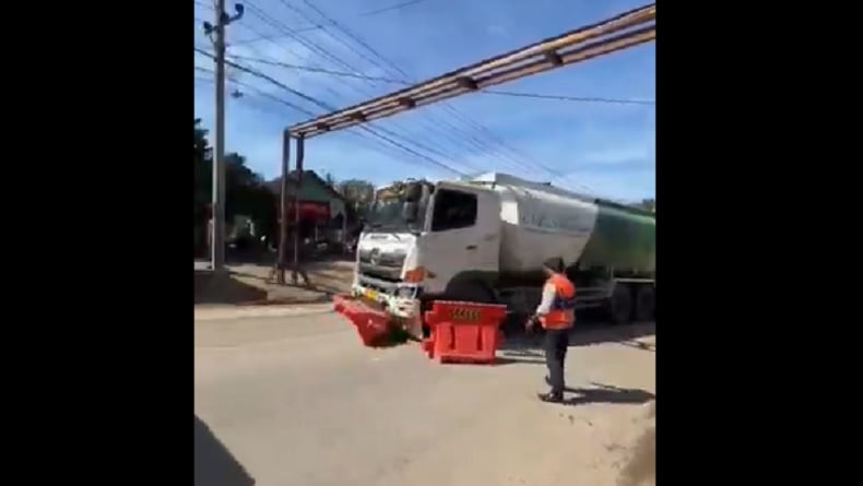 Sejumlah Truk CPO Terobos Pembatas Pemeriksaan di Bireuen