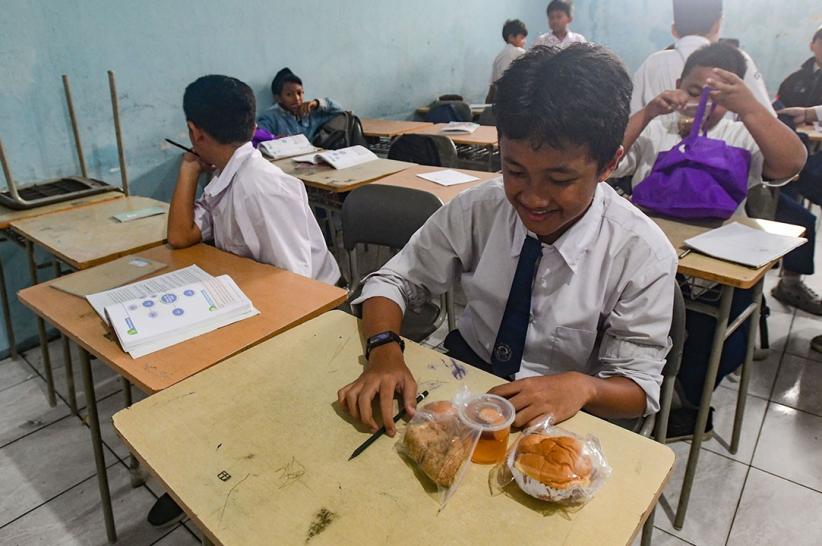 Ekspresi Anak-Anak Dapat MBG saat Puasa Ramadan - Bagian 1