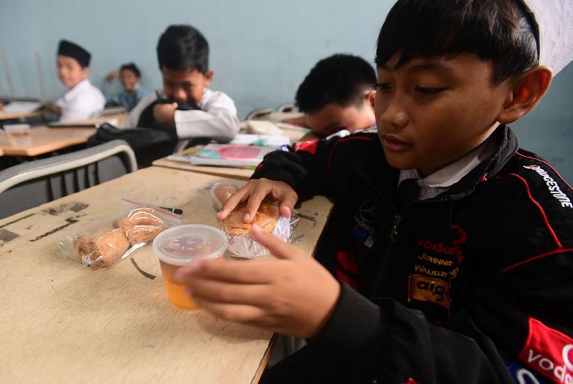 Ekspresi Anak-Anak Dapat MBG saat Puasa Ramadan - Bagian 3