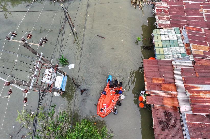Potret Warga Makassar Dikepung Banjir - Bagian 4