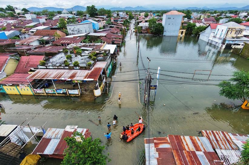 Potret Warga Makassar Dikepung Banjir - Bagian 1