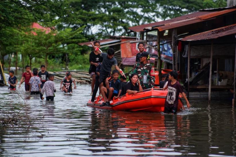 Potret Warga Makassar Dikepung Banjir - Bagian 2