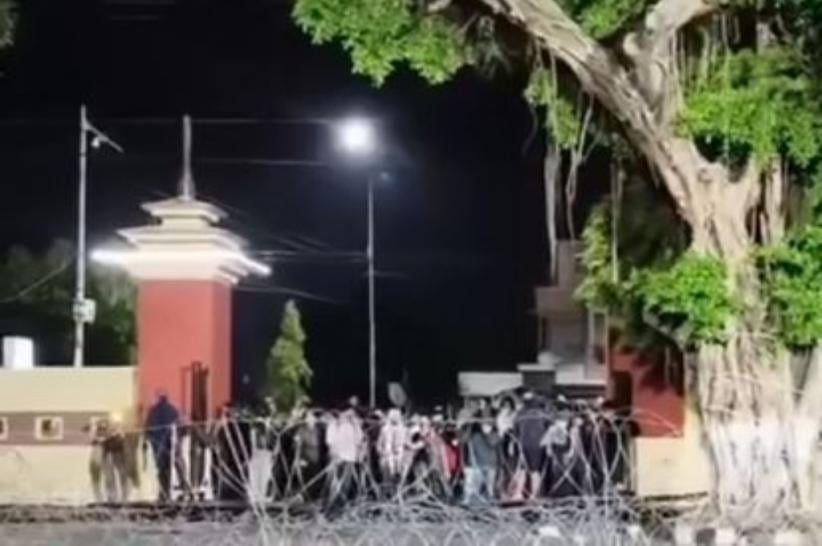 Demo Mahasiswa Protes Dugaan Kekerasan Aparat Ricuh, Massa Jebol Pagar Polda DIY