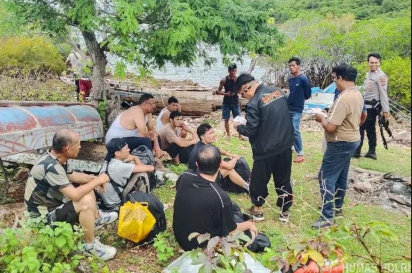 7 WNA Diduga Imigran Gelap Diamankan di Pantai Rote Ndao, 4 WNI Kabur
