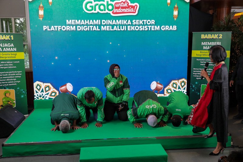 Momen Lima Mitra Pengemudi Grab Sujud Syukur Usai Diberikan Kejutan Umrah - Bagian 1