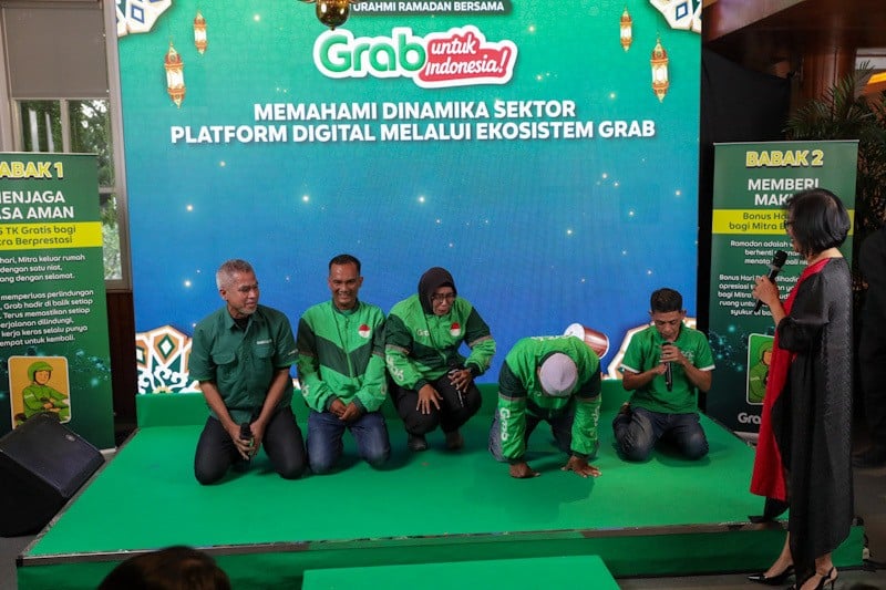 Momen Lima Mitra Pengemudi Grab Sujud Syukur Usai Diberikan Kejutan Umrah - Bagian 2