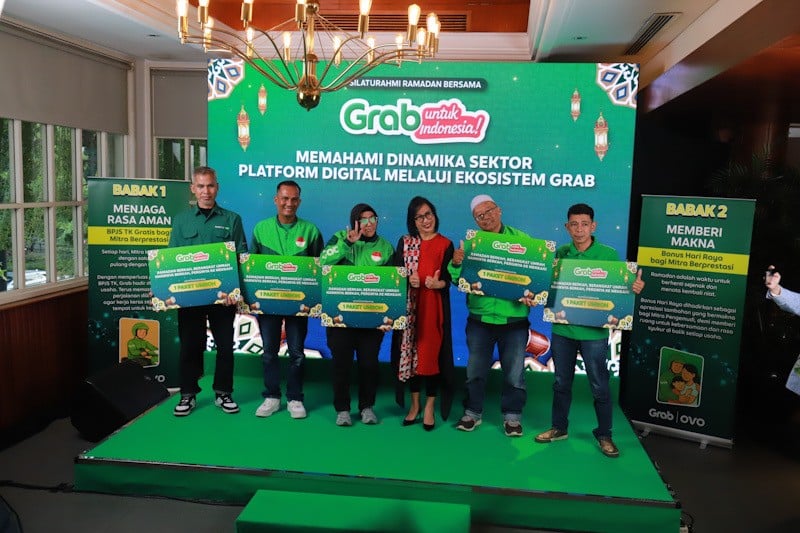 Momen Lima Mitra Pengemudi Grab Sujud Syukur Usai Diberikan Kejutan Umrah - Bagian 3