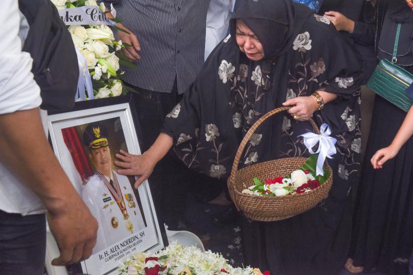 Ratusan Pelayat Hadiri Pemakaman Mantan Gubernur Sumsel Alex Noerdin - Bagian 2