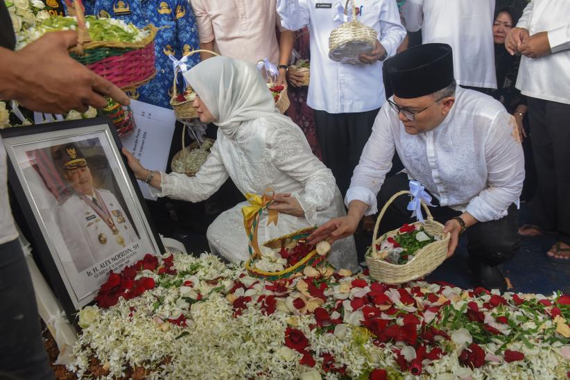 Ratusan Pelayat Hadiri Pemakaman Mantan Gubernur Sumsel Alex Noerdin - Bagian 1