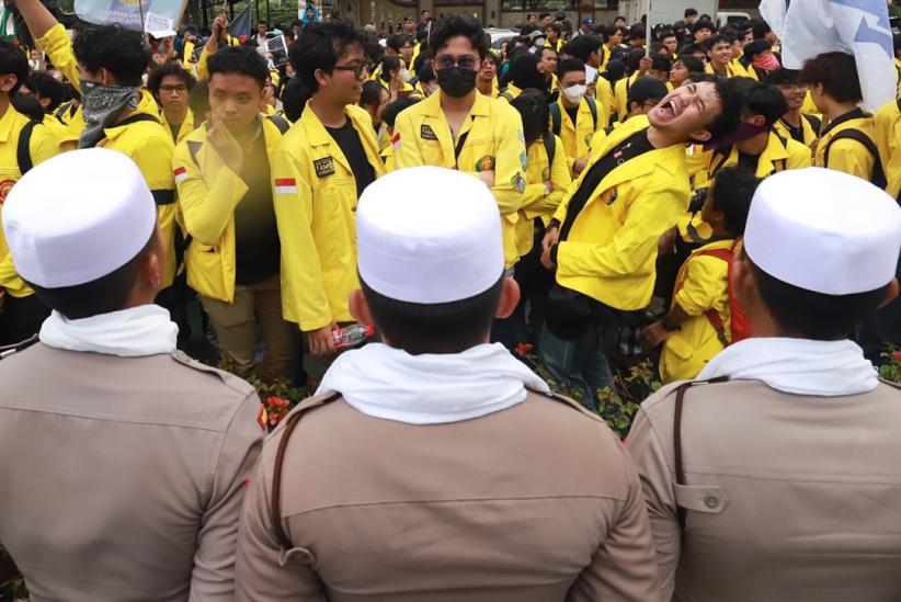 Potret Puluhan Polisi Pakai Peci dan Sorban Amankan Aksi BEM UI di Mabes Polri - Bagian 5