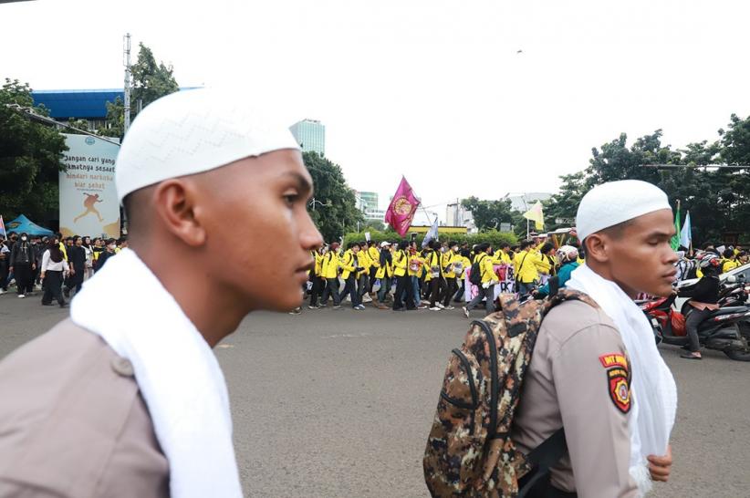 Potret Puluhan Polisi Pakai Peci dan Sorban Amankan Aksi BEM UI di Mabes Polri - Bagian 3