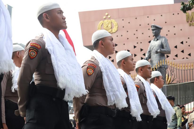 Potret Puluhan Polisi Pakai Peci dan Sorban Amankan Aksi BEM UI di Mabes Polri - Bagian 2