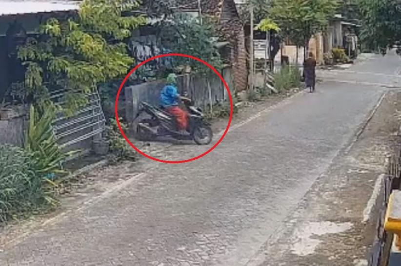 Viral! Badut Pengamen Terekam CCTV Curi Motor Warga di Lamongan
