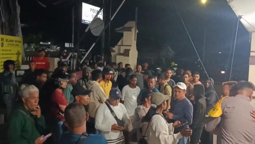 Sikka Mencekam! Warga Kepung Polres Buntut Kaburnya Pemerkosa Siswi SMP