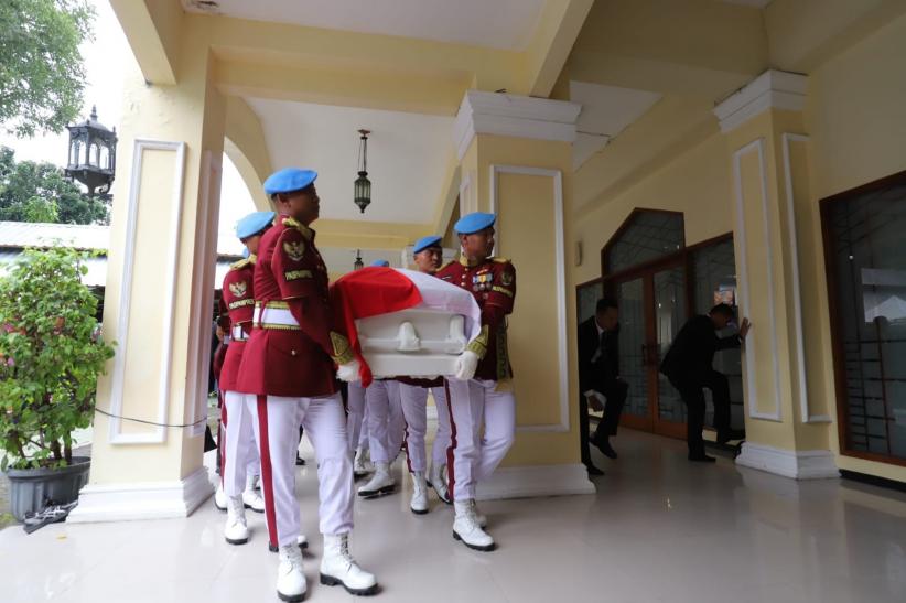 Jenazah Try Sutrisno Disalatkan di Masjid Sunda Kelapa - Bagian 5