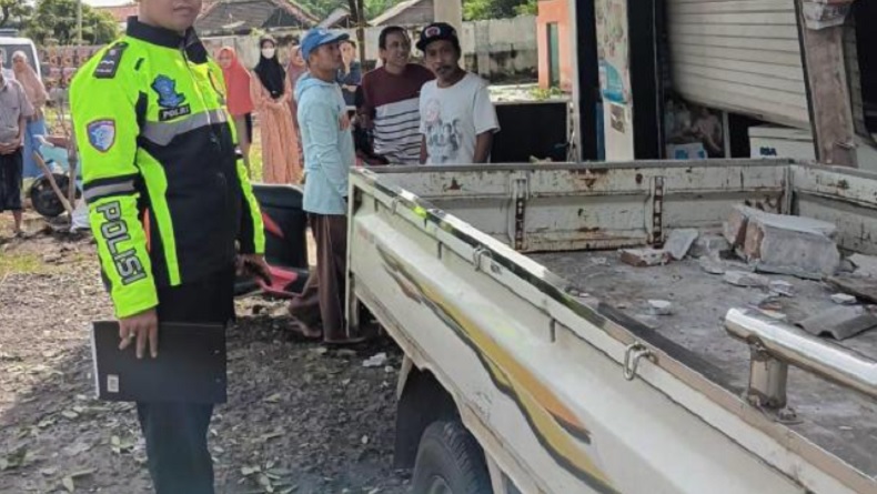 Pikap Tabrak Bangunan dan Pejalan Kaki di Probolinggo, 1 Orang Tewas 1 Luka