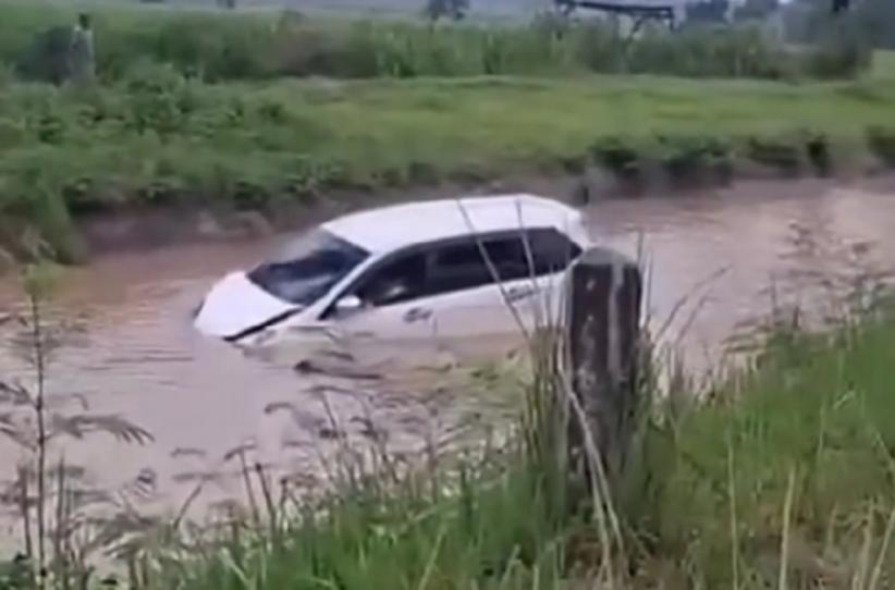 Minibus Tercebur ke Irigasi usai Tabrak Motor di Lampung, 4 Luka-Luka