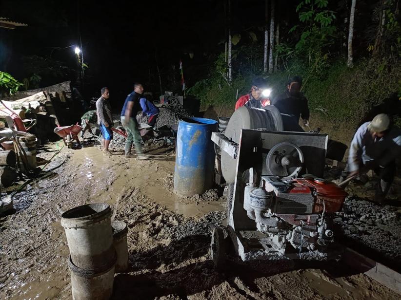 Potret  Prajurit TNI Bantu Pengecoran Jalan hingga Malam Hari di Desa Somagede - Bagian 4