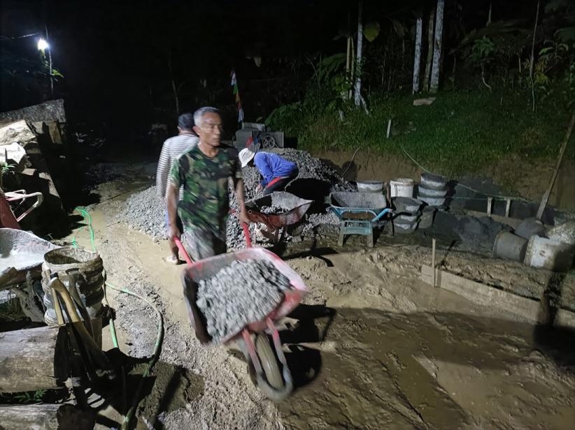 Potret  Prajurit TNI Bantu Pengecoran Jalan hingga Malam Hari di Desa Somagede - Bagian 3