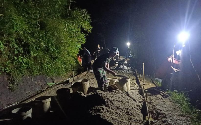 Potret  Prajurit TNI Bantu Pengecoran Jalan hingga Malam Hari di Desa Somagede - Bagian 1