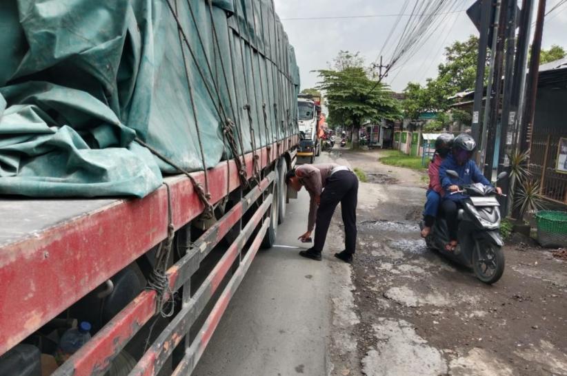 Kecelakaan Maut di Jombang, Pemotor Tewas Tabrak Truk Tronton dari Belakang