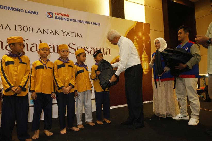 Berbagi Kebahagiaan di Bulan Ramadan, 1.300 Anak Yatim Dapat Santunan - Bagian 2
