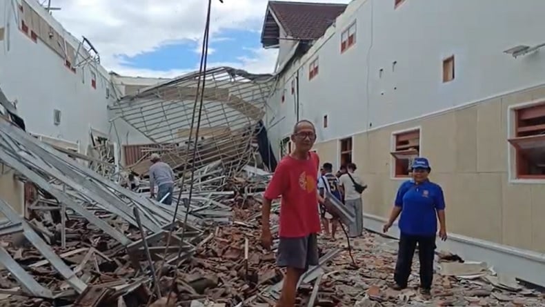 Mengerikan! Detik-Detik Atap Gereja di Bondowoso Ambruk Terekam CCTV