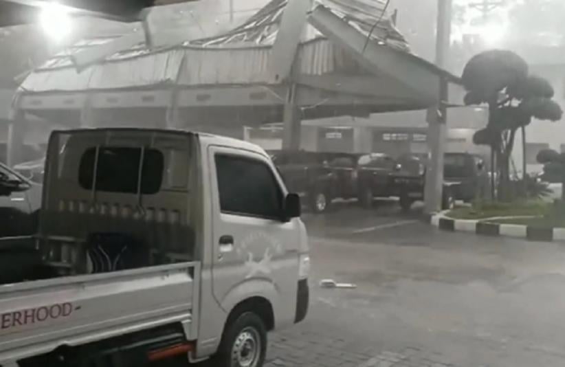 Gedung Gradhika Pemprov Jateng Rusak Tertimpa Tower saat Hujan dan Angin Kencang