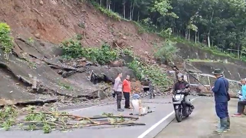 Hujan Deras Picu Longsor Bukit Clongop, Jalur Penghubung Jateng–DIY Ditutup 