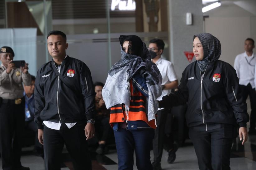 Penampakan Bupati Pekalongan Fadia Arafiq Tutup Muka dengan Kerudung usai OTT KPK - Bagian 1