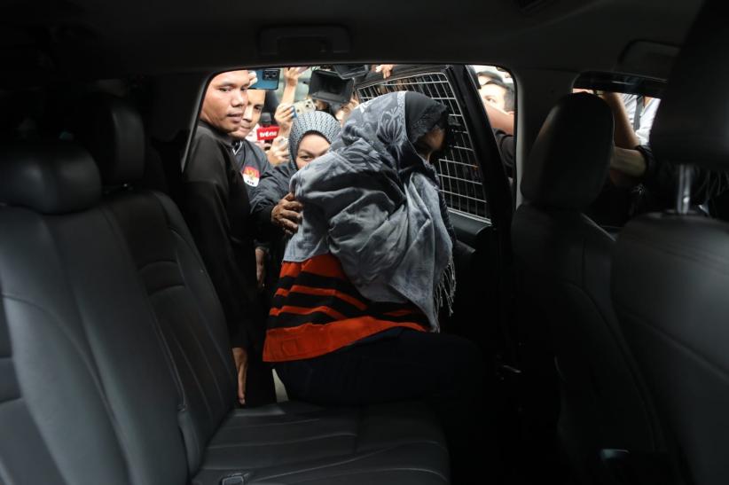 Penampakan Bupati Pekalongan Fadia Arafiq Tutup Muka dengan Kerudung usai OTT KPK - Bagian 4