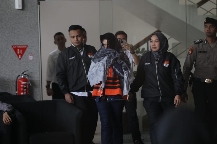 Penampakan Bupati Pekalongan Fadia Arafiq Tutup Muka dengan Kerudung usai OTT KPK - Bagian 2