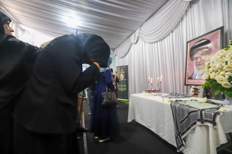 Suasana Haru di Kediaman Dubes Iran, Warga Baca Yasin dan Tulis Pesan Belasungkawa - Bagian 3