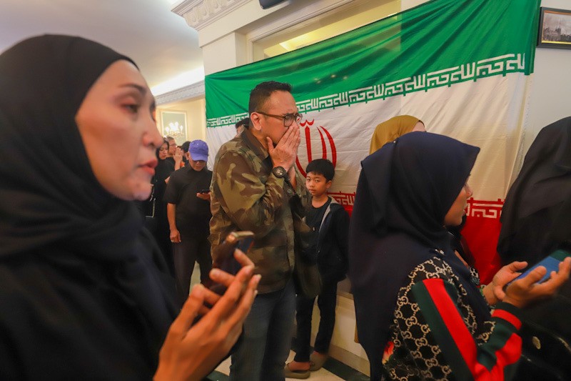 Suasana Haru di Kediaman Dubes Iran, Warga Baca Yasin dan Tulis Pesan Belasungkawa - Bagian 1
