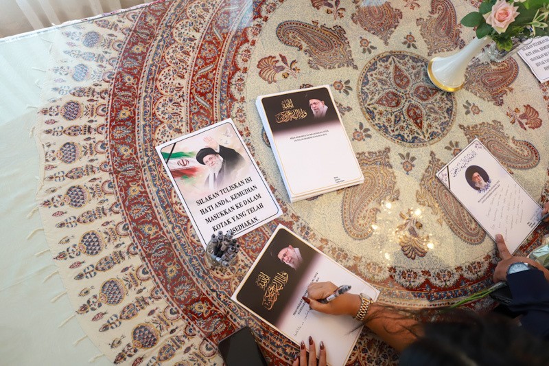 Suasana Haru di Kediaman Dubes Iran, Warga Baca Yasin dan Tulis Pesan Belasungkawa - Bagian 4