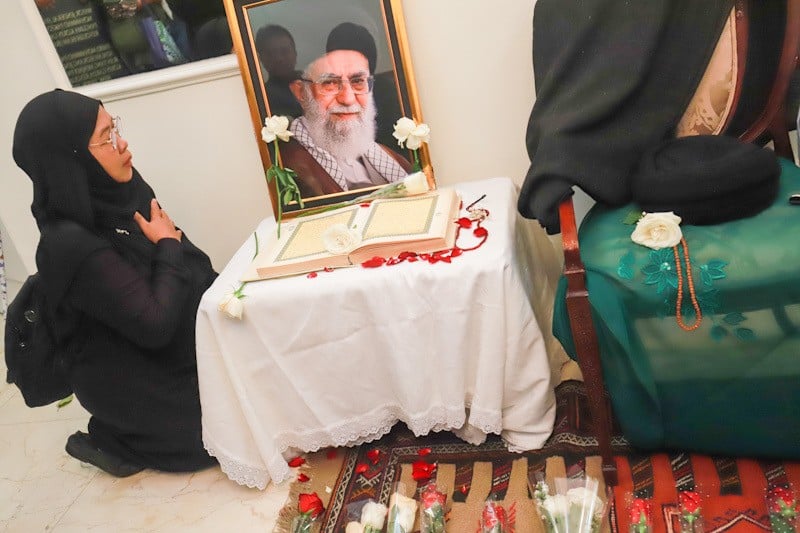 Suasana Haru di Kediaman Dubes Iran, Warga Baca Yasin dan Tulis Pesan Belasungkawa - Bagian 2