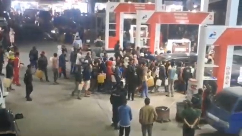 Viral, Warga Aceh Tengah Antre Panjang hingga Bawa Jeriken ke SPBU