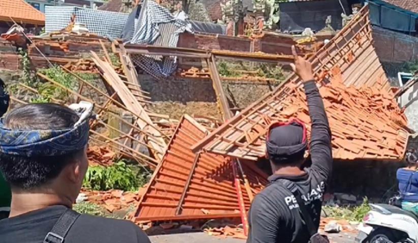 Gianyar Diterjang Angin Kencang, Balai Gong Pura Senilai Rp500 Juta Ambruk